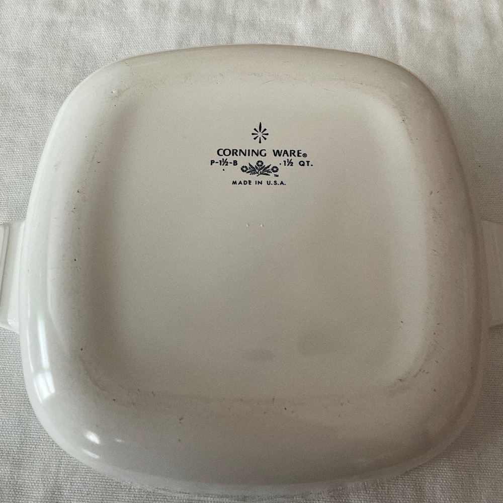 Cornflower Corning. 1 1/2 Qt. With lid. Rare find. No chips, cracks or stains - Picture 3 of 5